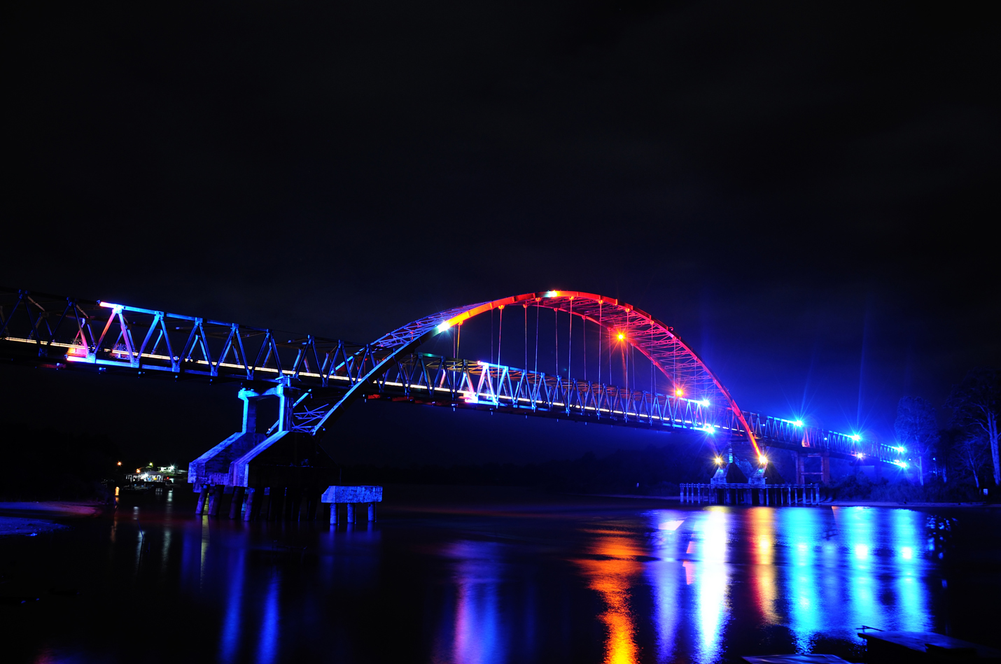 http://ristiyono.files.wordpress.com/2010/10/kahayan-bridge-at-night.jpg